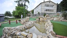 Nové hit na adventure golf v Jihlav pipomíná velkou okrasnou zahradu.