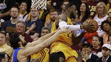 Andrew Bogut z Golden State se sápe na LeBrona Jamese z Clevelandu.