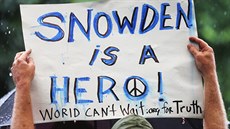 „Snowden je hrdina,“ myslí si protestující (New York, 10. června 2013) „Snowden je hrdina,“ myslí si protestující (New York, 10. června 2013)