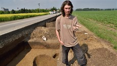 Archeolog Tomáš Chrástek ukazuje u silnice mezi Uherským Ostrohem a Ostrožskou... Archeolog Tomáš Chrástek ukazuje u silnice mezi Uherským Ostrohem a Ostrožskou...