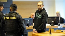 Jiří Hlobil, který zavraždil muže na zlínském sídlišti, u krajského soudu. Jiří Hlobil, který zavraždil muže na zlínském sídlišti, u krajského soudu.