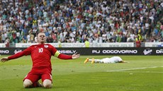 Anglický kapitán Wayne Rooney se raduje poté, co vstelil tetí gól svého týmu...