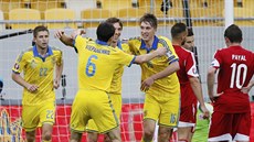Ukrajinec Denys Garma (tetí zleva) se raduje se spoluhrái z gólu v duelu s...