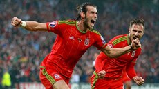 Gareth Bale (vlevo) z Walesu vstelil gól proti Belgii.