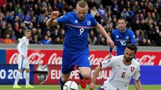 Kolbeinn Sigthorsson (v modrém) z Islandu si bí pro gól, u pekonal eského...