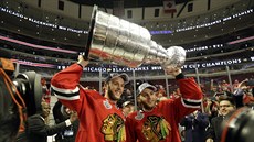 Jonathan Toews (vlevo) a Patrick Kane z Chicaga slaví zisk Stanley Cupu 2015.