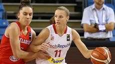 Česká křídelnice Kateřina Elhotová (vpravo) uniká Tacianě Lichtarovičové z... Česká křídelnice Kateřina Elhotová (vpravo) uniká Tacianě Lichtarovičové z...