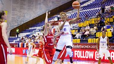 Francouzská basketbalistka Diandra Tchatchouangová (s číslem 6) zkouší pálit v... Francouzská basketbalistka Diandra Tchatchouangová (s číslem 6) zkouší pálit v...