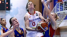 Veronika Bortelová (s míčem) v akci v duelu s Rumunskem Veronika Bortelová (s míčem) v akci v duelu s Rumunskem