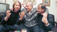 Dramatik Josef Topol (uprosted) spolu se svými syny hudebníkem Filipem Topolem...