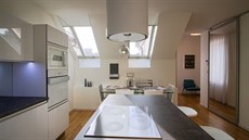 Prostorný obývací pokoj je propojen s jídelnou a kuchyským koutem, k nmu...