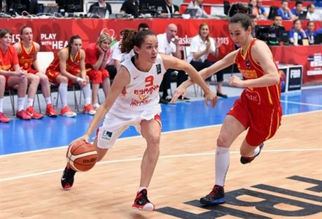 panlsk basketbalistka Laia Palauov (vlevo) v utkn s ernou Horou.