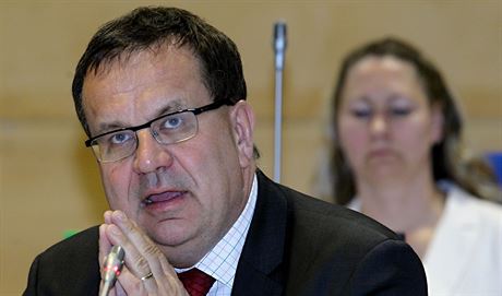 Ministr prmyslu a obchodu Jan Mládek odkládá rozhodnutí.