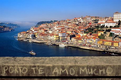 Pohled na msto z eky Douro. Na protjm behu najdete sklepy svtoznmch...