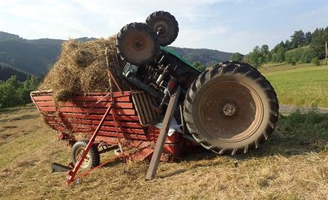 Pevrácený traktor na Jablunkovsku, traktorista utrpl jen lehká zranní.