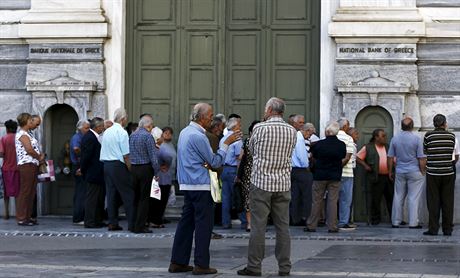 Peván dchodci ekají ped centrálou ecké Národní banky v Aténách. (29. 6....