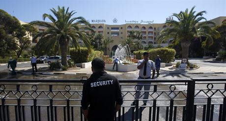 Ostraha hotelu Riu Imperial Marhaba po teroristickém útoku (27. ervna 2015).