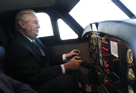 Prezident Milo Zeman sedl v leteckém trenaéru poprvé v ivot. Tuto...