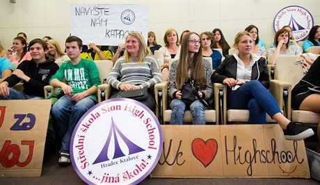 Studenti pili na zastupitelstvo kraje podpoit snahu hradecké soukromé koly...