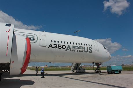 Nos A350 je posazený nezvykle nízko. Píový podvozek se zatahuje do prostoru...