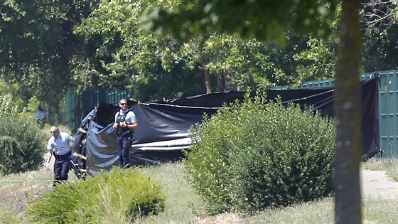 Francouzská policie na míst útoku na továrnu ve mst Saint-Quentin-Fallavier...