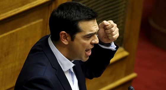 ecký premiér Alexis Tsipras ení na zasedání parlamentu (28. ervna 2015)