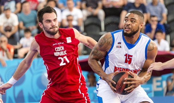 V Baku se hraje také basketbal 3x3. eský hrá Roman Zachrla napadá Marshalla...