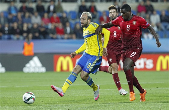 Abdulah Khalili (vlevo) ze védského týmu a Sérgio Oliveira z Portugalska.