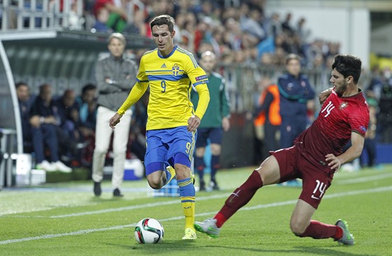 Branimir Hrgota (vlevo) ze védského týmu elí skluzu Portugalce Tobiase...