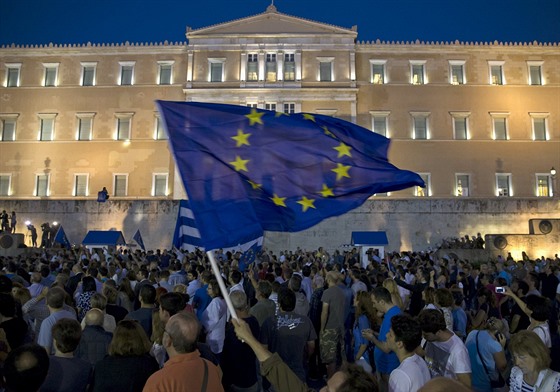 Demonstrant mává vlajkou Evropské unie ped budovou parlamentu v Athénách (22....