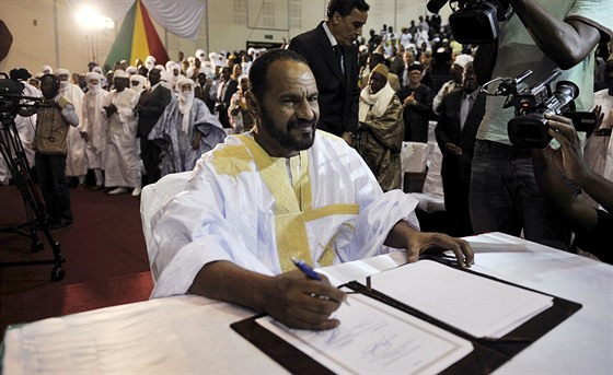 Zástupce Tuarég podepisuje mírovou dohodu s centrální maliskou vládou (20....