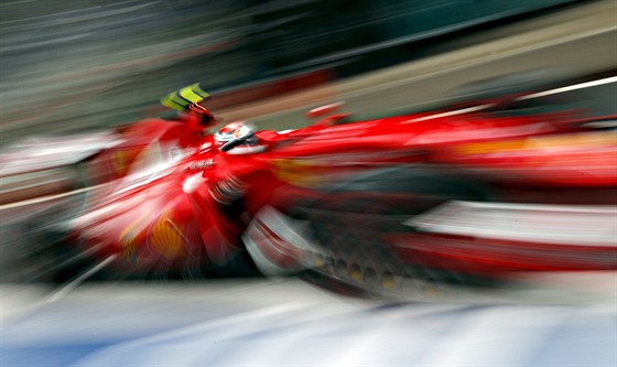 VE FERRARI. Kimi Räikkönen v tetím tréninku velké ceny Rakouska F1.