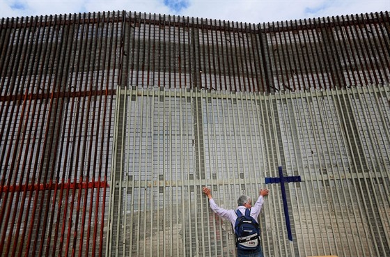 Na ásti hranic s Mexikem u plot stojí. Donald Trump vak plánuje jeho modernizaci a rozíení.