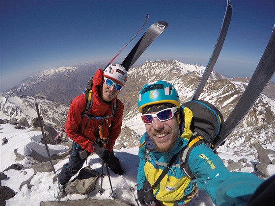 Vrcholek Takht-e Solleyman (4 650 m) v Íránu byl pokoen. A te na lyích dol.