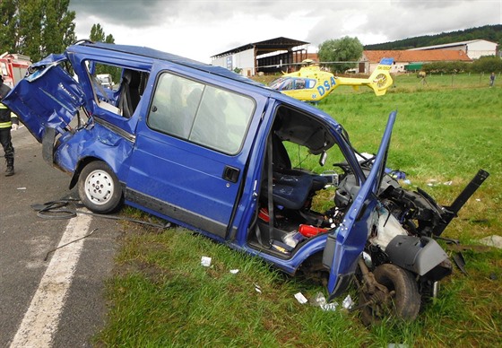 idi mikrobusu musel být letecky transportován do nemocnice (23. 6. 2015).