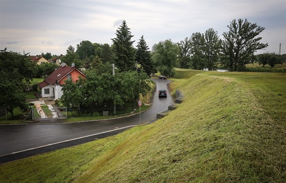 Lokalitu abník v Ostrav-Koblov chrání ptimetrová protipovodová hráz.