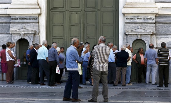 Peván dchodci ekají ped centrálou ecké Národní banky v Aténách. (29. 6....