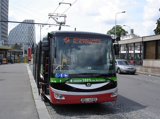 Nízkopodlaní elektrobus SOR EBN 11 dobíjí baterie ve stanici elivského pomocí...