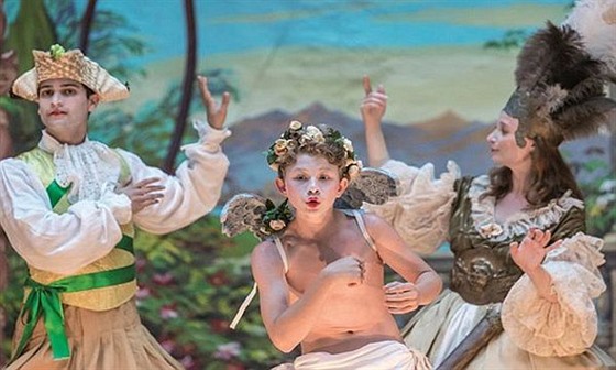 Barokní divadlo se vyznauje bohat zdobenými kostýmy