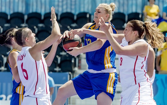 Duel eska s Ukrajinou v basketbalu 3x3: v bílém Kateina Zavázalová a Tereza...