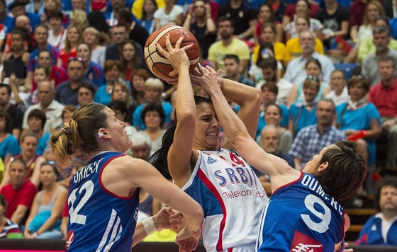 POD TLAKEM. Na srbskou basketbalistku Anu Daboviovou dotírají dv francouzské...
