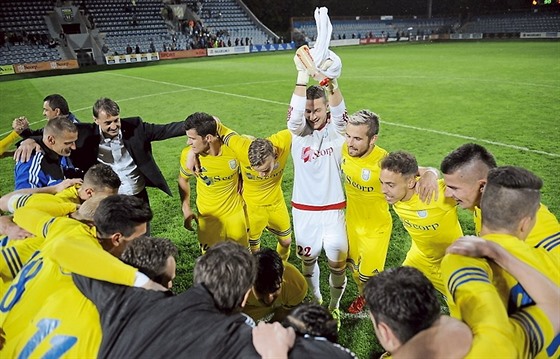 Fotbalisté Michalovc s trenérem Frantikem turmou (vlevo v saku) slaví...