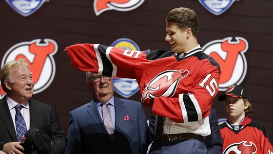 Pavel Zacha obléká dres New Jersey, které si eského hokejistu vybralo v draftu...