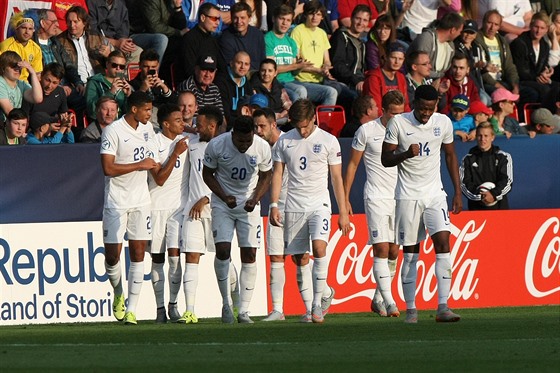 Anglití fotbalisté se radují ze vsteleného gólu.