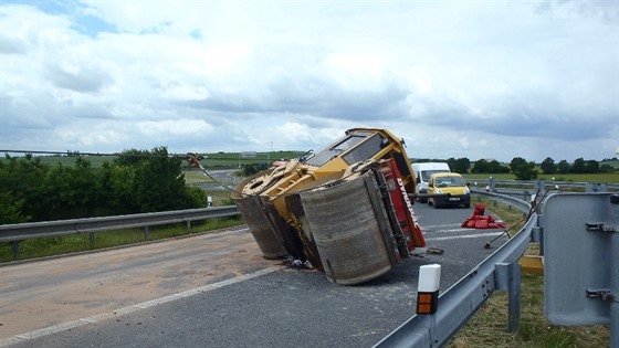 Na sjezdu z dálnice D5 u Plzn spadl z podvalníku kamionu válcovací vz. (23....