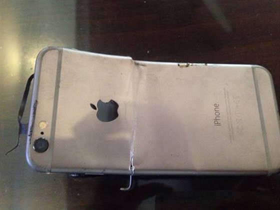 iPhone 6 byl po vbuchu znan pokozen a samozejm zcela nefunkn.