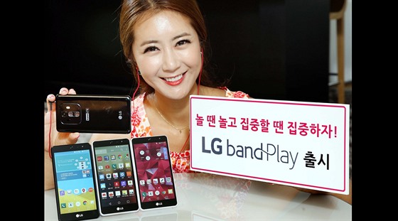 LG Band Play s výkonným reproduktorem bude k dispozici v bílém a erném...