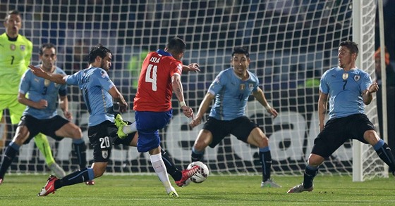 Chilský fotbalista Mauricio Isla napahuje ke gólové tref v zápase s týmem...