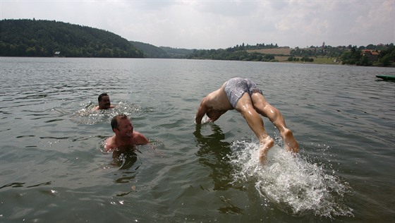 Voda v Plumlovské pehrad je zatím istá. A to navzdory faktu, e sem stále proudí splaky. Ilustraní snímek