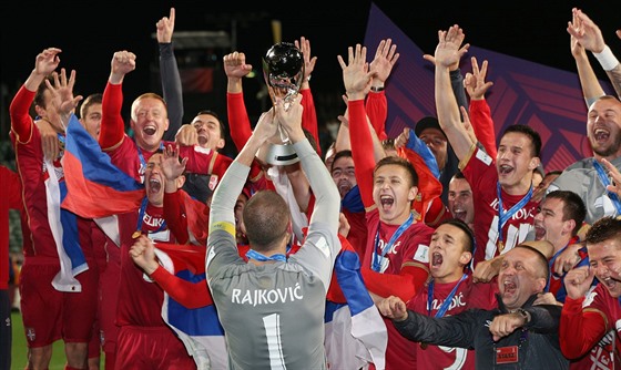Srbtí fotbalisté s trofejí pro vítze MS do 20 let.